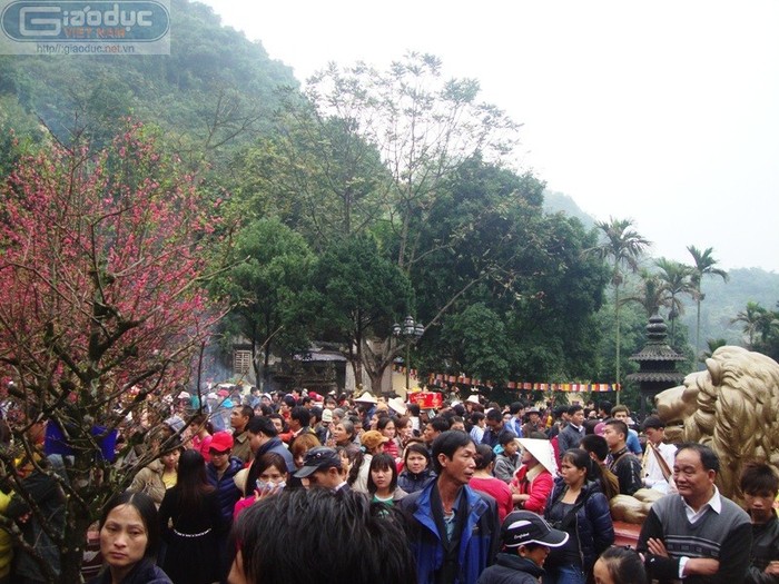 Lượng người đổ về chùa Hương trong ngày khai hội rất đông.
